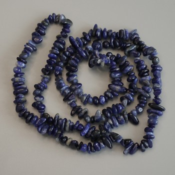 Sodalit-Chips, Durchmesser 6–9 × 2–4 mm, Länge ca. 80 cm, auf Nylonfaden
