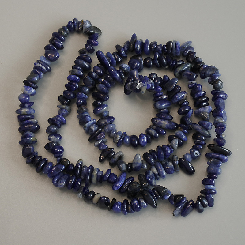 Sodalit-Chips, Durchmesser 6–9 × 2–4 mm, Länge ca. 80 cm, auf Nylonfaden