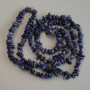 Sodalit-Chips, Durchmesser 6–9 × 2–4 mm, Länge ca. 80 cm, auf Nylonfaden