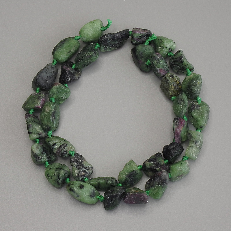 Zoisit-Perlen aus rohem Zoisit, Durchmesser ca. 12×10 mm, Länge ca. 40 cm, auf Schnur