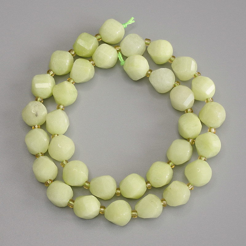 Chrysoprase Olivin facettierte Rhombus-Perlen 10×8 mm, 5 mm ±, mit Seed-Beads auf der Schnur, Länge 39 cm+