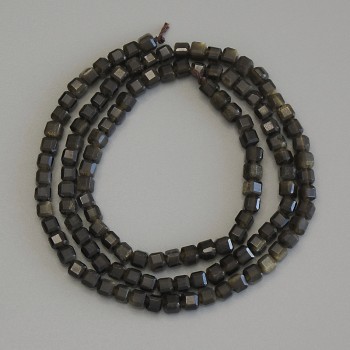 Facettierte kubische Perlen aus Sonnenobsidian, Durchmesser ca. 3 mm, Länge ca. 39 cm, auf Schnur