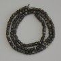 Facettierte kubische Perlen aus Sonnenobsidian, Durchmesser ca. 3 mm, Länge ca. 39 cm, auf Schnur
