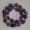 Perlen aus unbearbeitetem Amethyst, Durchmesser 15–19×10–14 mm ±, mit 3 mm Seed-Beads ±, Länge ca. 40 cm ± auf einer Schnur