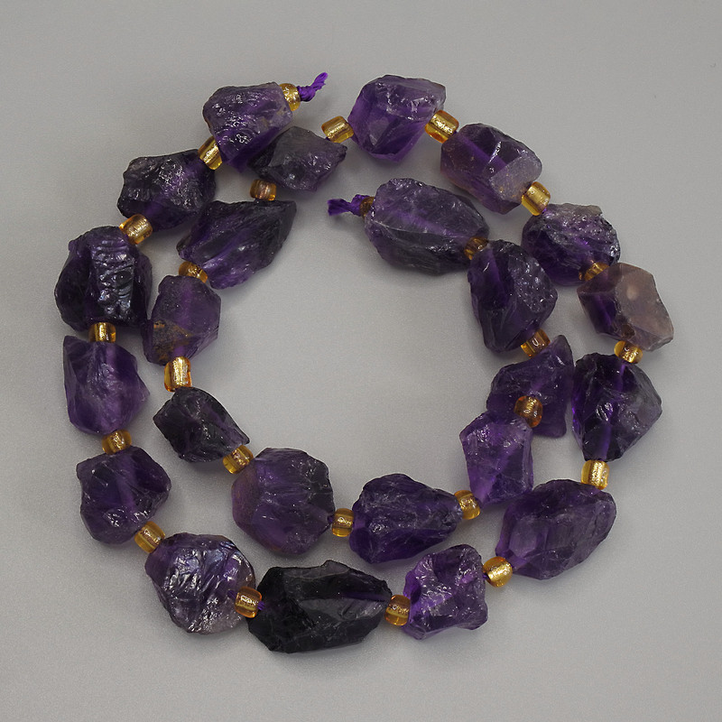 Perlen aus unbearbeitetem Amethyst, Durchmesser 15–19×10–14 mm ±, mit 3 mm Seed-Beads ±, Länge ca. 40 cm ± auf einer Schnur