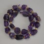 Perlen aus unbearbeitetem Amethyst, Durchmesser 15–19×10–14 mm ±, mit 3 mm Seed-Beads ±, Länge ca. 40 cm ± auf einer Schnur