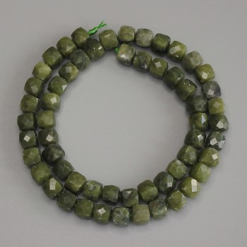 Jadeit facettierte Würfelperlen, Durchmesser ca. 7 mm, Länge ca. 39 cm – auf Schnur