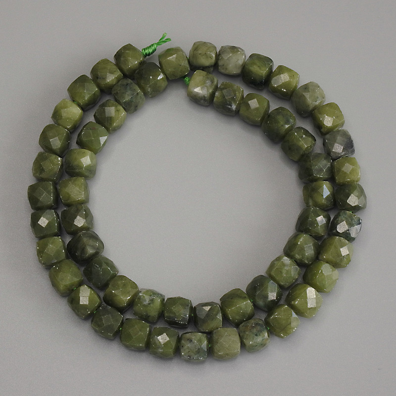 Jadeit facettierte Würfelperlen, Durchmesser ca. 7 mm, Länge ca. 39 cm – auf Schnur