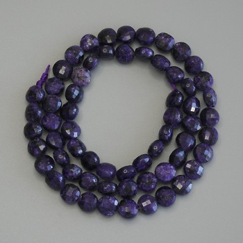 Sugilit-Münzperlen, facettiert, Ø ca. 6 mm, Länge ca. 39 cm, auf Schnur