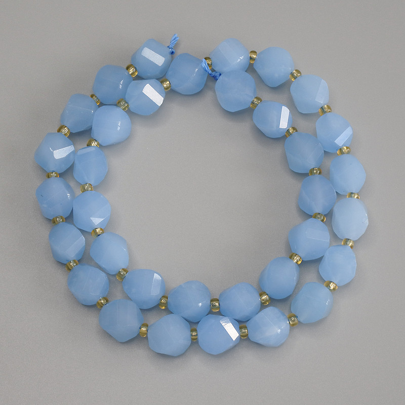 Aquamarin-Raute-Perlen, facettiert, Maße 10 × 8,5 mm, mit 3 mm Seed-Beads dazwischen, Länge ca. 39 cm, auf Faden