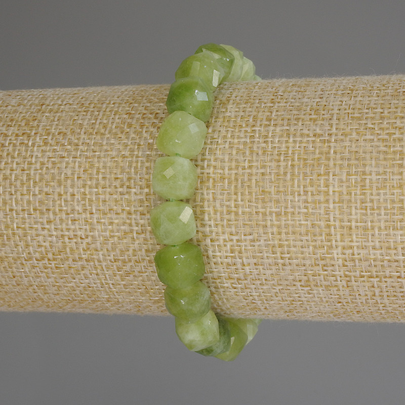 Armband aus Chrysolith Olivin, facettierte Würfel, Durchmesser ca. 8,5 mm, Länge 18 cm (Stretch)
