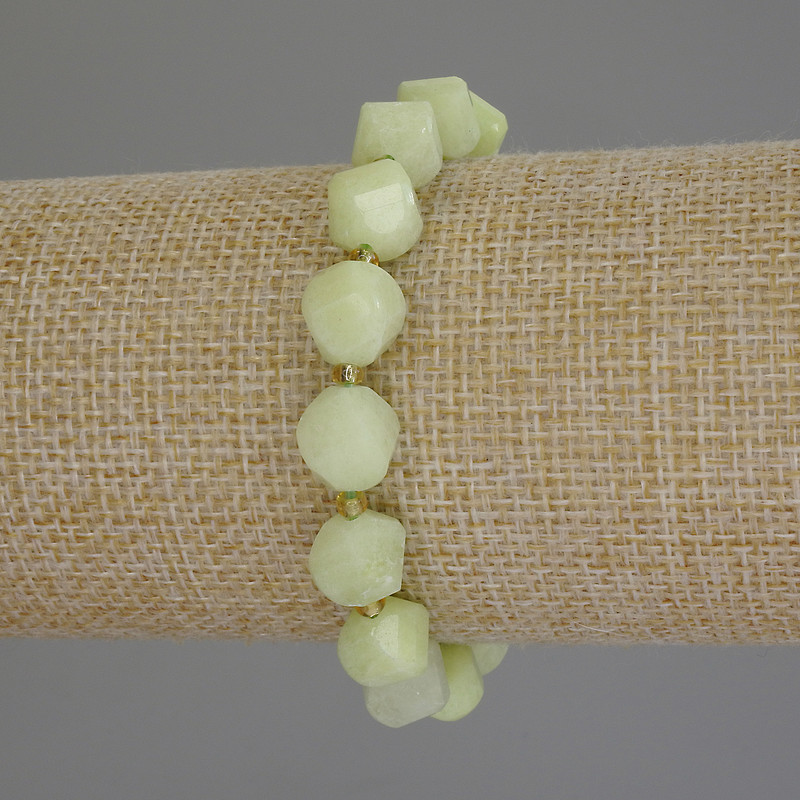Armband aus Chrysolith (Olivin) – facettierte Rhombusform, ca. 10 × 9 mm, Perlen 3 mm, Länge ca. 18 cm (Elastikarmband)