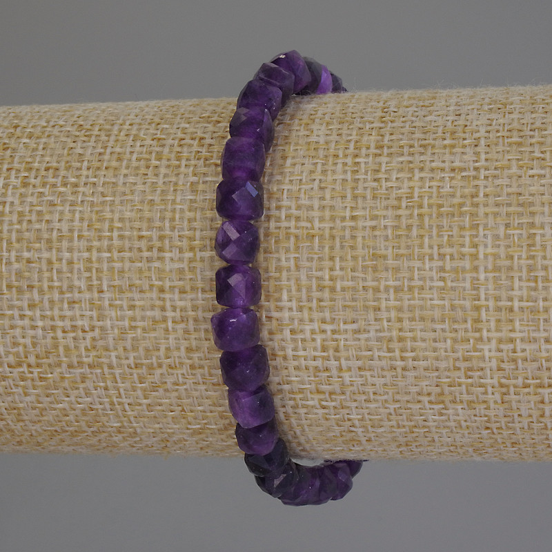 Sugilit-Armband mit facettierten Würfelperlen, ca. 5 × 5 mm, Länge ca. 18 cm, Stretch