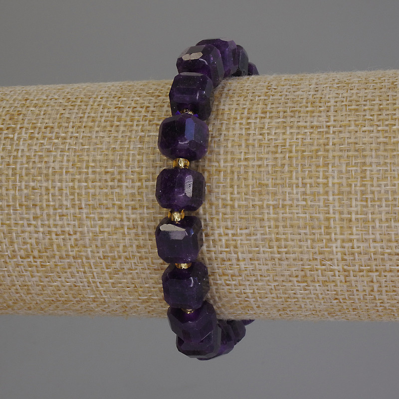 Armband aus Sugilit, facettierte Würfel, Durchmesser 8 × 8 mm, Glasperlen 3 mm, Länge ca. 18 cm, Elastikband