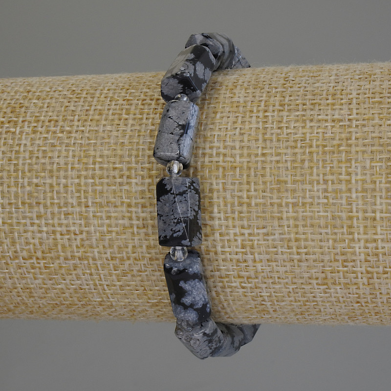 Armband Schneeflocken-Obsidian „Apachen-Tränen“ mit facettiertem Schliff, Maße 12×7 mm ±, Perlen 3 mm ±, Länge 18 cm ± Stretchkordel