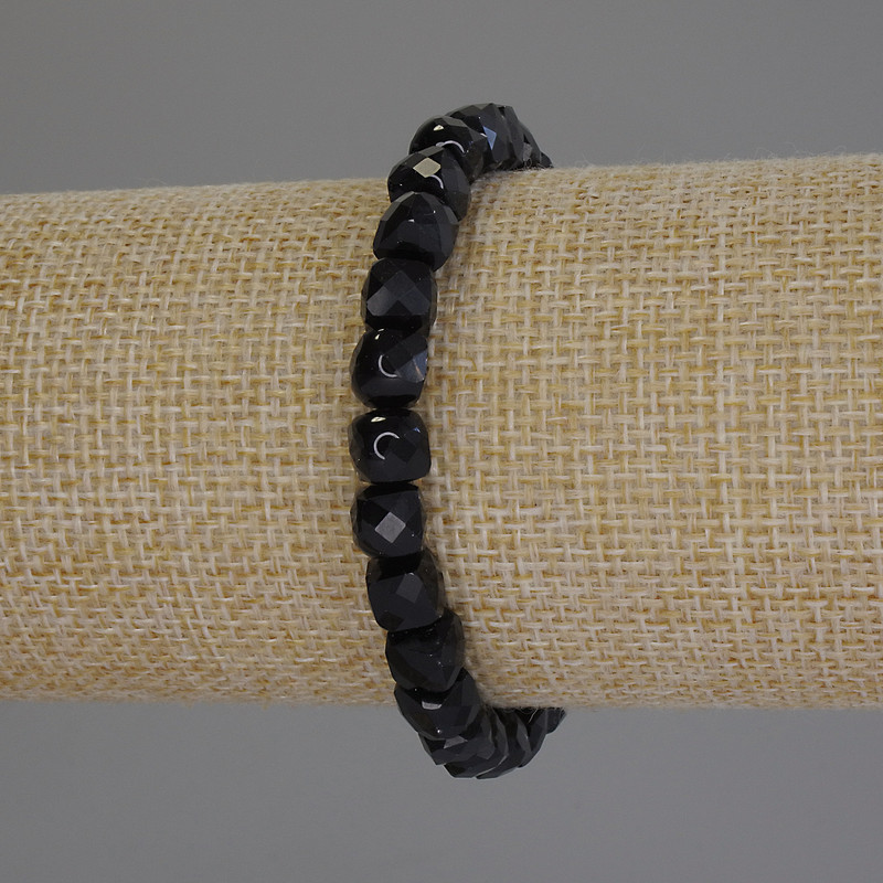 Armband aus schwarzem Turmalin, facettierter Würfel, Durchmesser ca. 6,5 mm, Länge ca. 18 cm, Stretcharmband