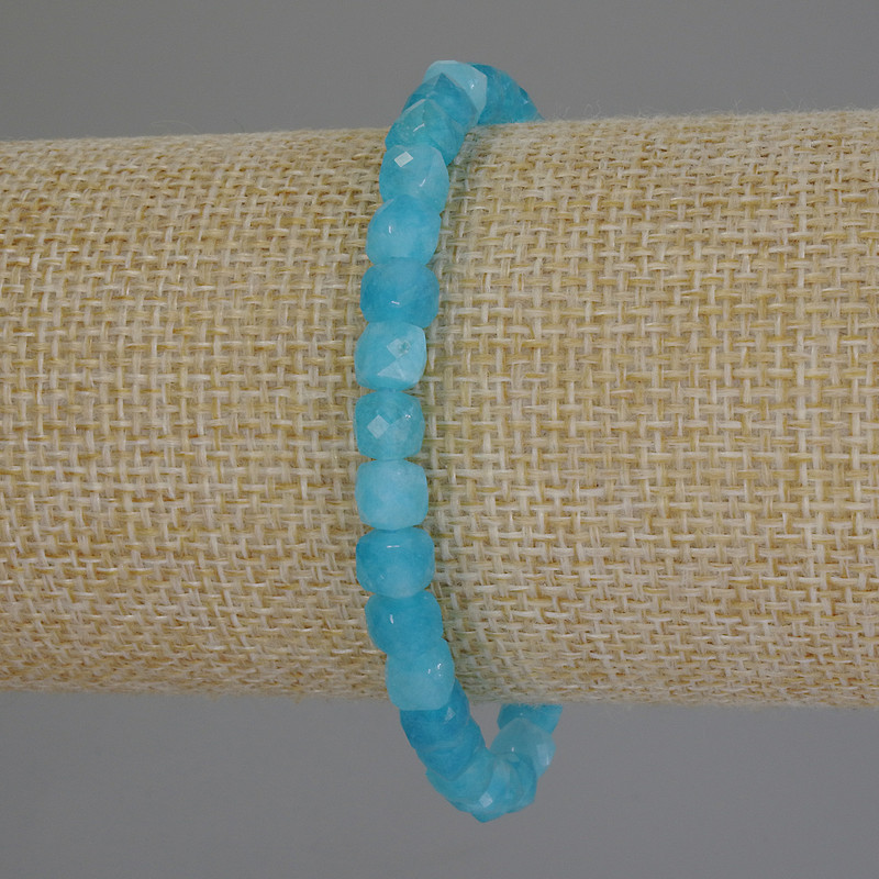 Armband aus facettiertem Aquamarin, Würfel-Form, Durchmesser ca. 5,5 mm, Länge ca. 18 cm – Stretch