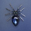 Spinnenbrosche mit blauem Kristall, blauen Strasssteinen, 65 mm ±, silberfarbenem Metall
