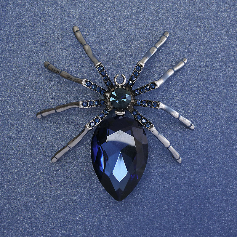 Spinnenbrosche mit blauem Kristall, blauen Strasssteinen, 65 mm ±, silberfarbenem Metall