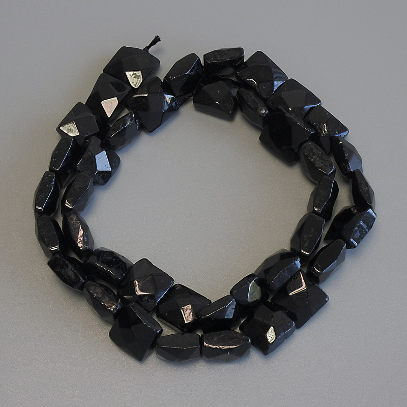 Schwarze Turmalin-Perlen, facettiert, quadratisch, Durchmesser ca. 10,5–11 × 10,5–11 mm ±, Länge ca. 40 cm auf einer Schnur (mit natürlichen Unregelmäßigkeiten)