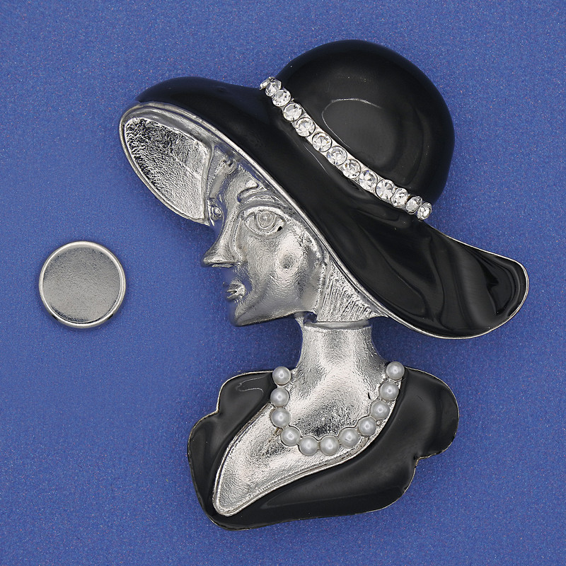 Magnetbrosche – Mädchen mit Hut, weiße Strasssteine, schwarze Emaille, silberglänzendes Metall, 53 × 45 mm+