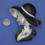 Magnetbrosche – Mädchen mit Hut, weiße Strasssteine, schwarze Emaille, silberglänzendes Metall, 53 × 45 mm+