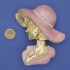Magnetbrosche – Mädchen mit Hut, weiße Strasssteine, rosa Emaille, goldfarbenes Metall, 53×45 mm+