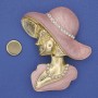 Magnetbrosche – Mädchen mit Hut, weiße Strasssteine, rosa Emaille, goldfarbenes Metall, 53×45 mm+