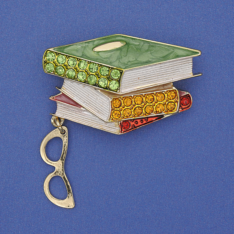 Brosche „Bücher mit Brille“ bunte Emaille, Strasssteine, goldfarbener Metall, 45×28×48 mm