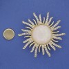 Magnetbrosche Sonnenform aus Perlmutt mit weißen Strasssteinen, goldfarbenes Metall, 47 mm+