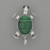 Brosche-Anhänger Schildkröte aus Malachit, 52×35 mm ± bewegliche Details, silberfarbenes Metall