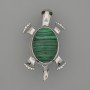 Brosche-Anhänger Schildkröte aus Malachit, 52×35 mm ± bewegliche Details, silberfarbenes Metall