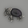 Brosche-Anhänger Elefant mit Amethyst, 45×27 mm ± silberfarbenes Metall, schwarze Strasssteine