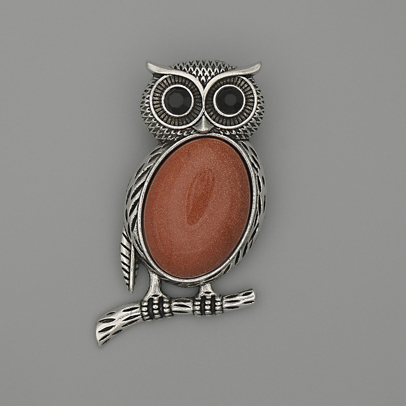 Brosche-Anhänger Eule mit Aventurin 'Goldener Sand' 45×25 mm ±, schwarze Strasssteine, silberfarbenes Metall