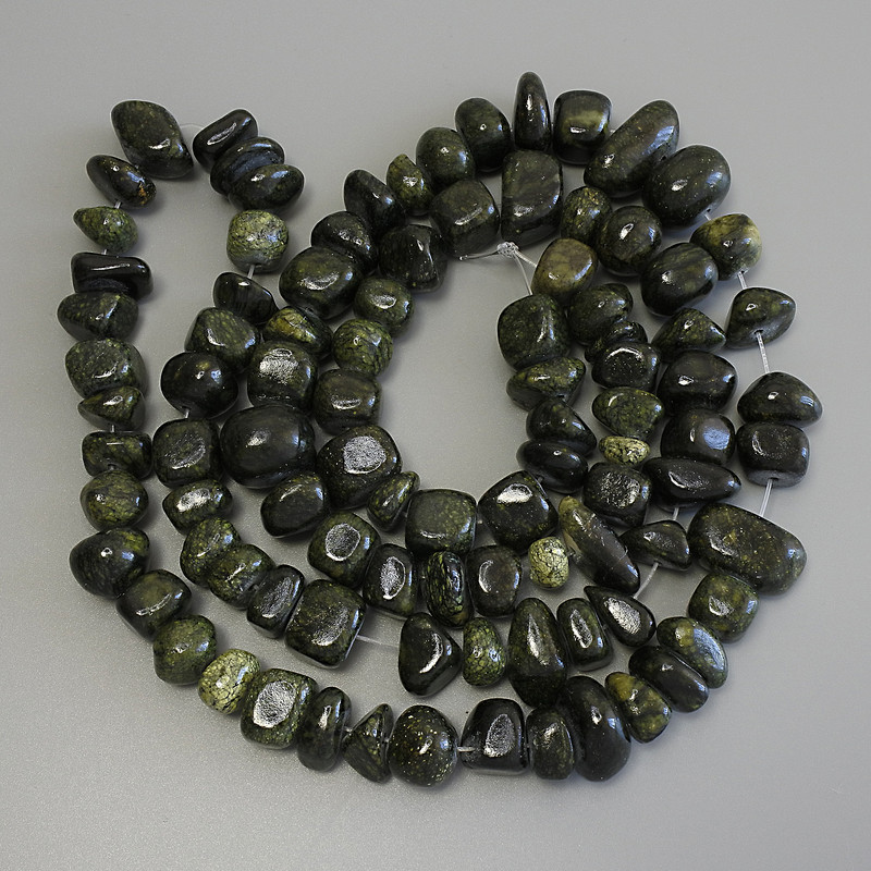 Serpentin-Perlen, gepresst und facettiert, 10-15×5-10 mm, ca. 74 cm Länge auf Faden