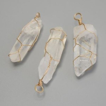 Anhänger Bergkristall im geflochtenen Geflecht – assortierte Größen 17–20 × 54–63 mm ± – goldfarbenes Metall