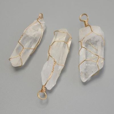 Anhänger Bergkristall im geflochtenen Geflecht – assortierte Größen 17–20 × 54–63 mm ± – goldfarbenes Metall