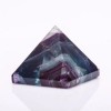 Pyramide – Souvenir aus Fluorit-Naturstein, Höhe ca. 35 mm, Breite ca. 40 × 40 mm