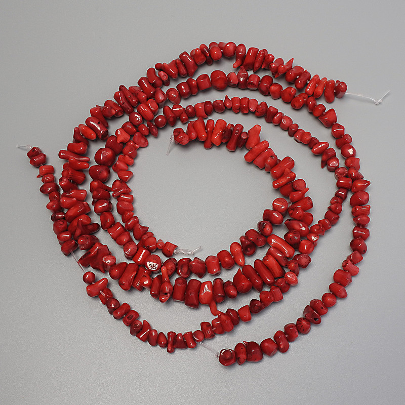 Korallenperlen, roter Facettenschliff, Durchmesser 4–14 × 3–6 mm, auf der Schnur, Länge ca. 40 cm, assortierte Größen