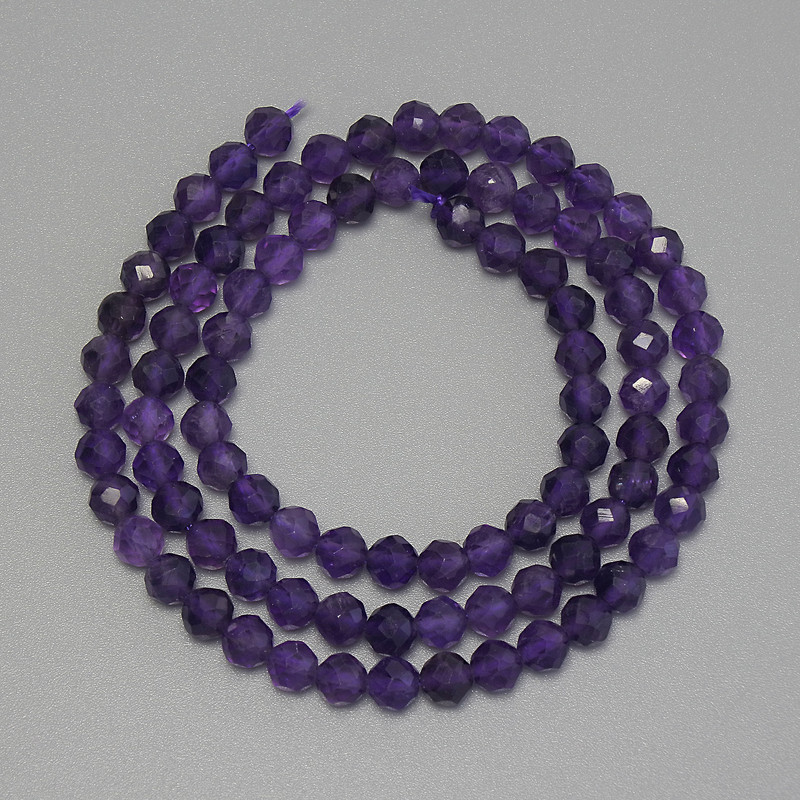 Facettierte Amethyst-Perlen, Durchmesser ca. 4 mm, Länge ca. 38 cm, auf Faden