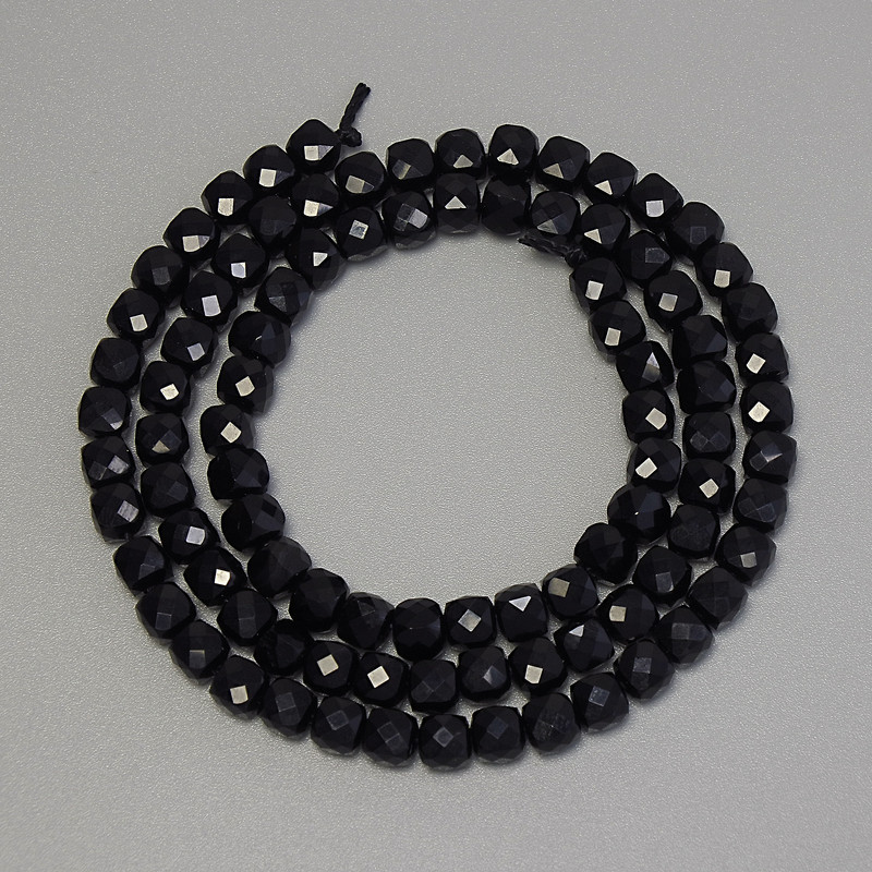 Perlen aus schwarzem Turmalin, facettierte Würfelperlen, Durchmesser ca. 4 mm, Länge ca. 38 cm, auf Schnur