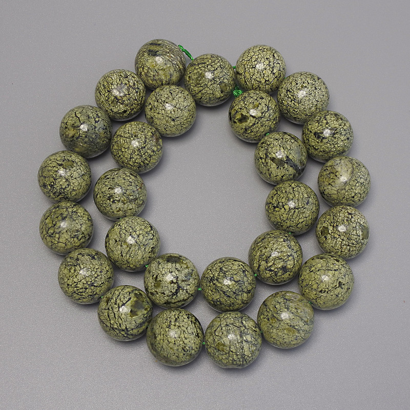 Serpentinperlen, glatte Kugeln 15 mm, ± Länge 39 cm, auf der Schnur