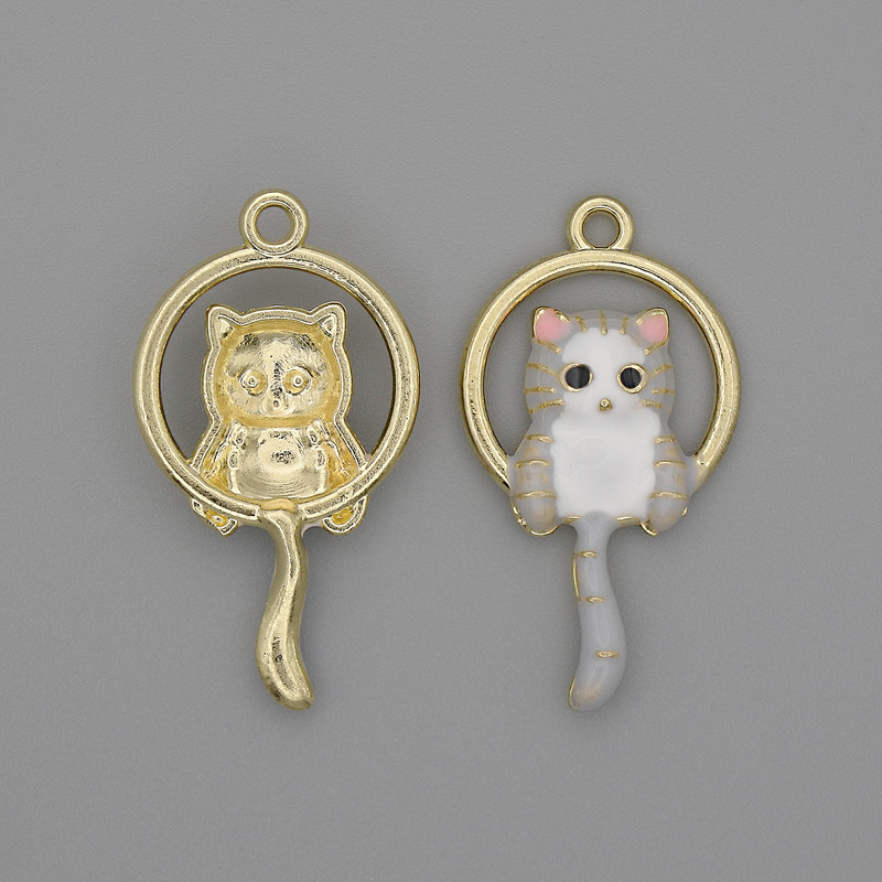 Katzenanhänger, weiß und grau Emaille auf goldfarbenem Metall, Maße ca. 15 x 27 mm, Packung 2 Stück