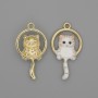 Anhänger Katze, weiß emailliert, goldfarbenes Metall, Durchmesser ca. 15 × 27 mm, Packung 2 Stück