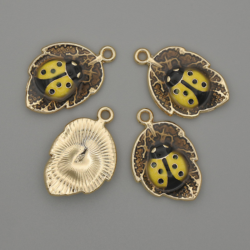 Anhänger 'Sonne auf dem Blatt', gelbe Emaille, goldfarbenes Metall, Durchmesser ca. 14×22 mm, VPE 4 Stück