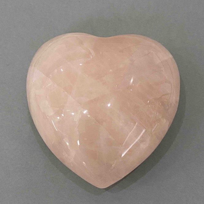 Souvenirstein – Herz aus Rosenquarz, Maße ca. 60–85 × 60–85 × 30–45 mm ±, assortierte Größen, Gewicht ab 150 g (Preis pro 100 g)