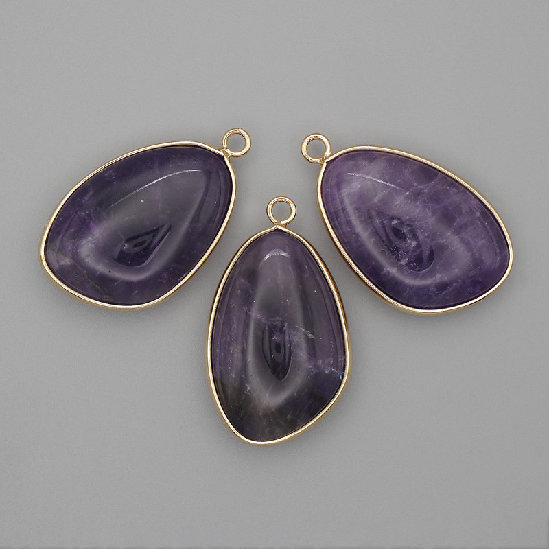 Amethyst-Anhänger in goldfarbener Fassung aus Metall, 21×35 mm+