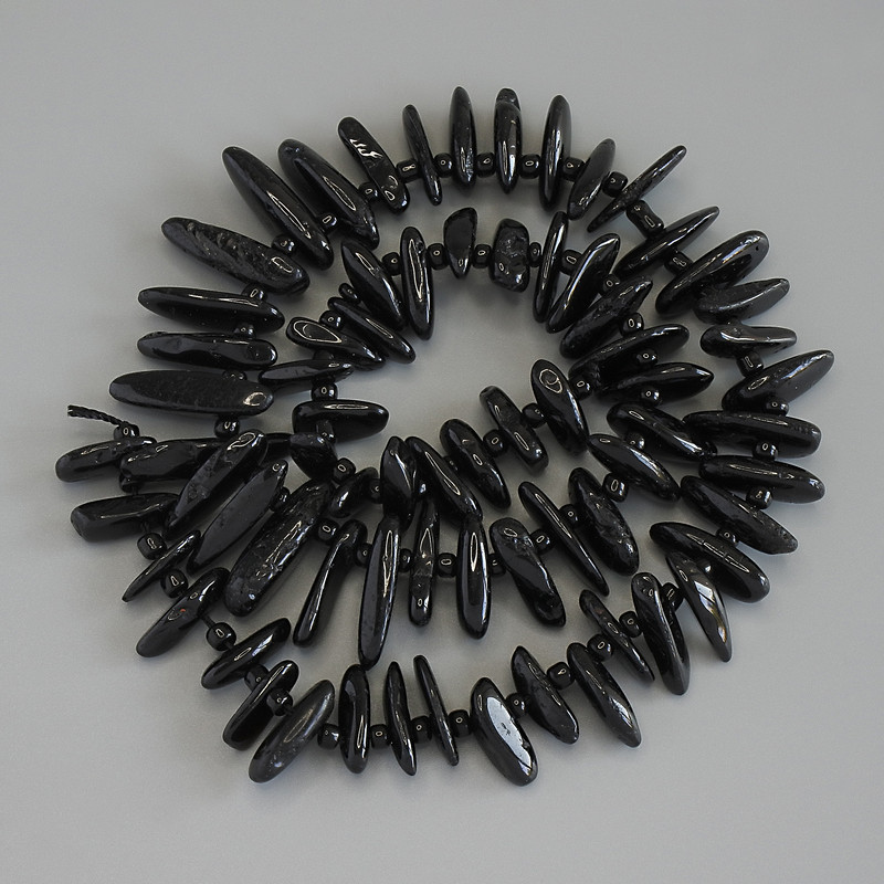 Perlen aus schwarzem Turmalin, nadelförmige Chips, Durchmesser 13–18 × 2,5 mm ±, Glasperlen 3 mm ±, auf Schnur, Länge 39 cm+