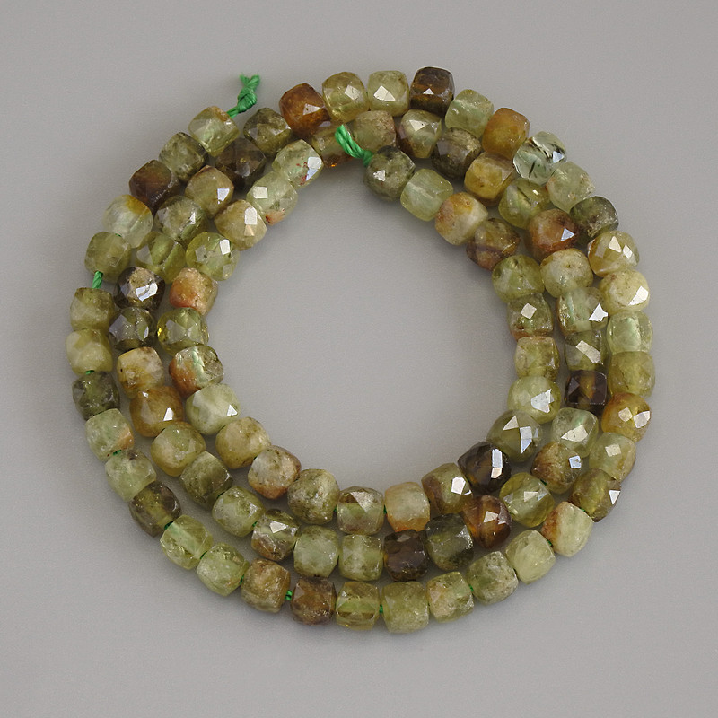 Grossular-Granat-Kubikperlen, facettiert, Durchmesser ca. 4×4 mm, auf einer Schnur, Länge ca. 39 cm+