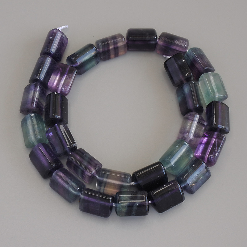 Fluorit-Dreieckperlen, Maße 14×10×10×10 mm ±, auf der Schnur, Länge ca. 40 cm+
